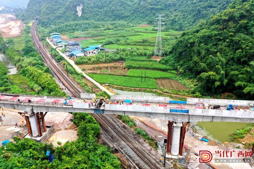 8月10日,贵南高铁河池动货基地联络线2号大桥跨黔桂铁路顺利合龙.